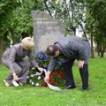 Kladení věnců k pomníkům obětí 2. sv. války.